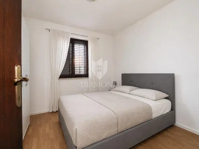 Camera da letto; pavimento in legno, luce naturale, ristrutturato