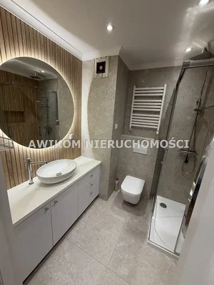 Toilette; fliesenboden, renoviert, tageslicht