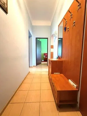 Γκαρνταρόμπα; πλακάκια, ξύλινες δοκούς