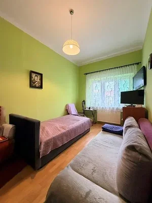 Σαλόνι; φυσικό φως, ξύλινο πάτωμα