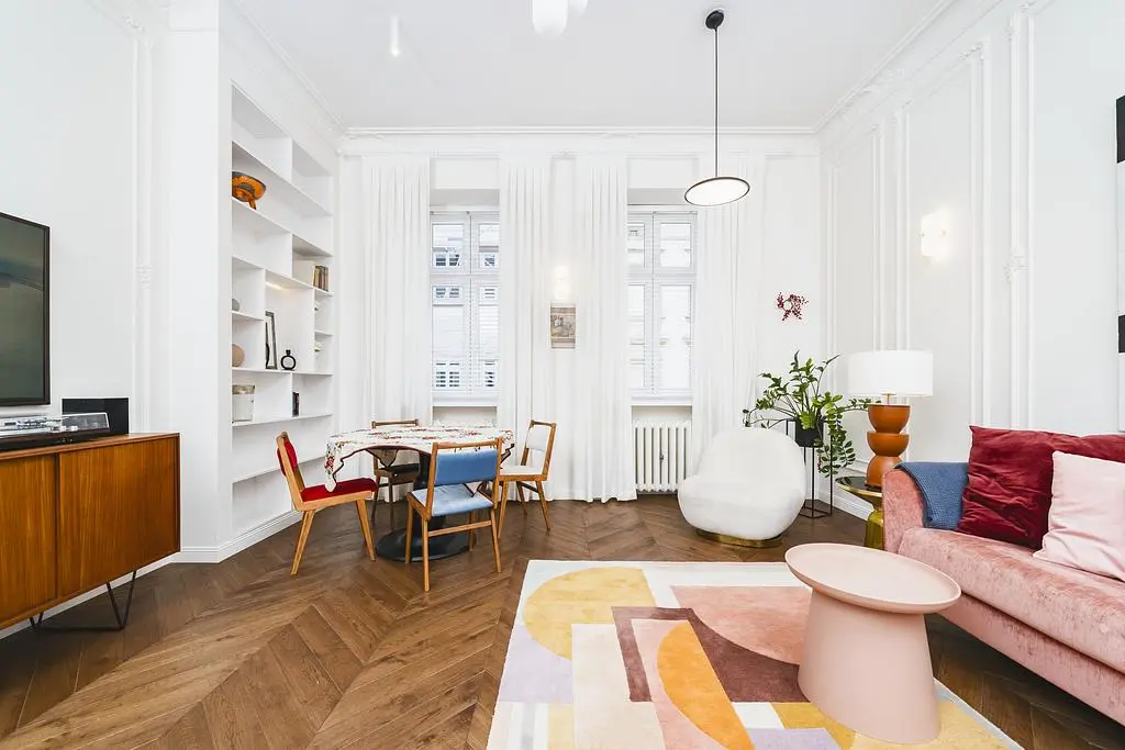 Salon; parquet, lumière naturelle, style moderne
