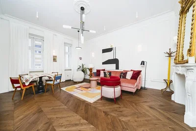 Salon; parquet, cheminée, style moderne, lumière naturelle