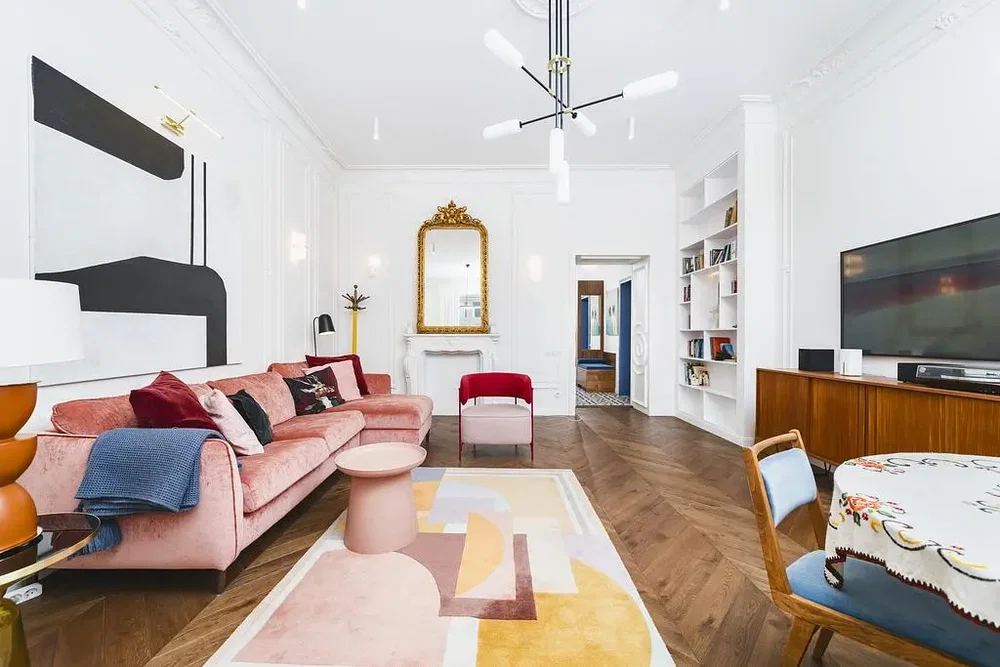 Salon; style moderne, parquet, lumière naturelle