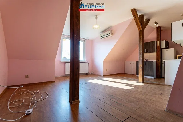 Ostalo; drveni pod, prirodno svjetlo, potrebna renovacija