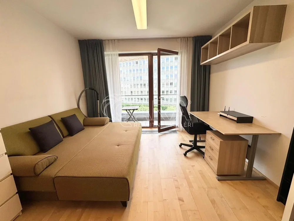 Oturma odası; ahşap zemin, doğal ışık