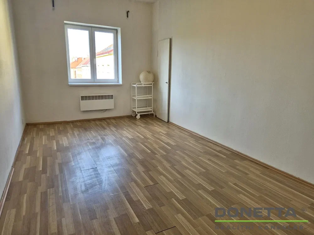Altro; pavimento in legno, luce naturale