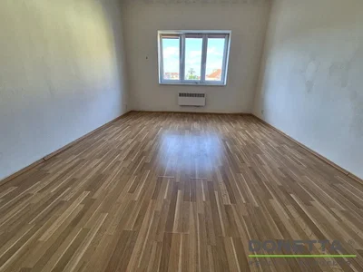 Altro; pavimento in legno, luce naturale