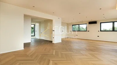 Salon; podłoga drewniana, światło dzienne, wyremontowany