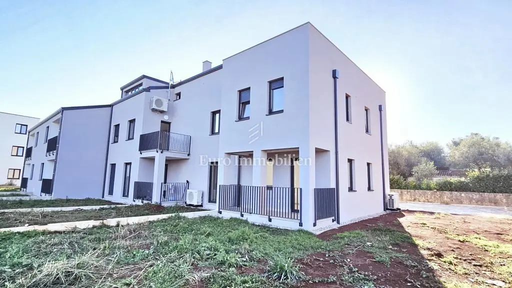 Kuća i okolina; prirodno svjetlo, pogled