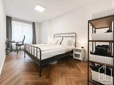 Slaapkamer; houten vloer, natuurlijk licht