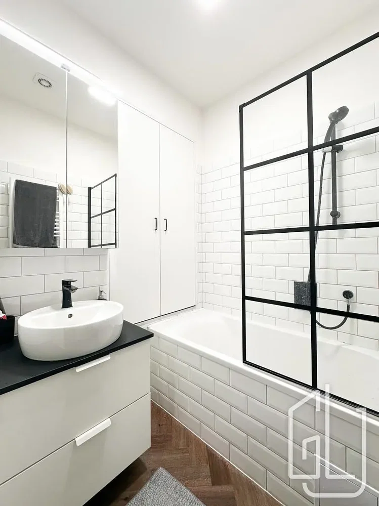 Badkamer; gerenoveerd, natuurlijk licht, moderne stijl