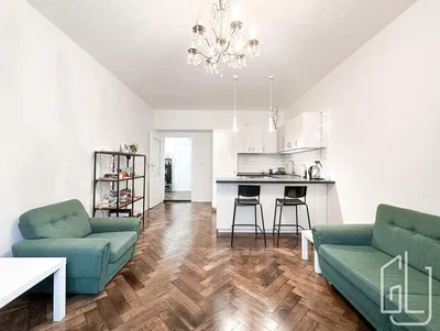 Woonkamer; houten vloer, natuurlijk licht, moderne stijl