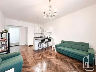 Woonkamer; houten vloer, natuurlijk licht, keukenapparatuur