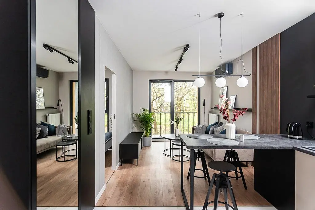 Cuisine; électroménager, parquet, lumière naturelle, style moderne