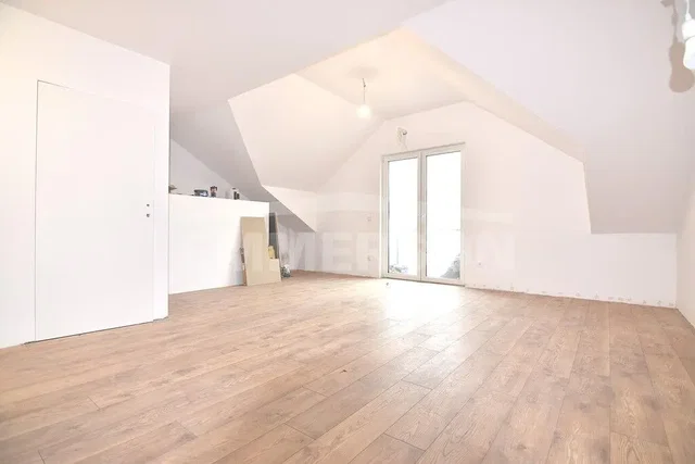 Dětský pokoj; dřevěná podlaha, přirozené světlo
