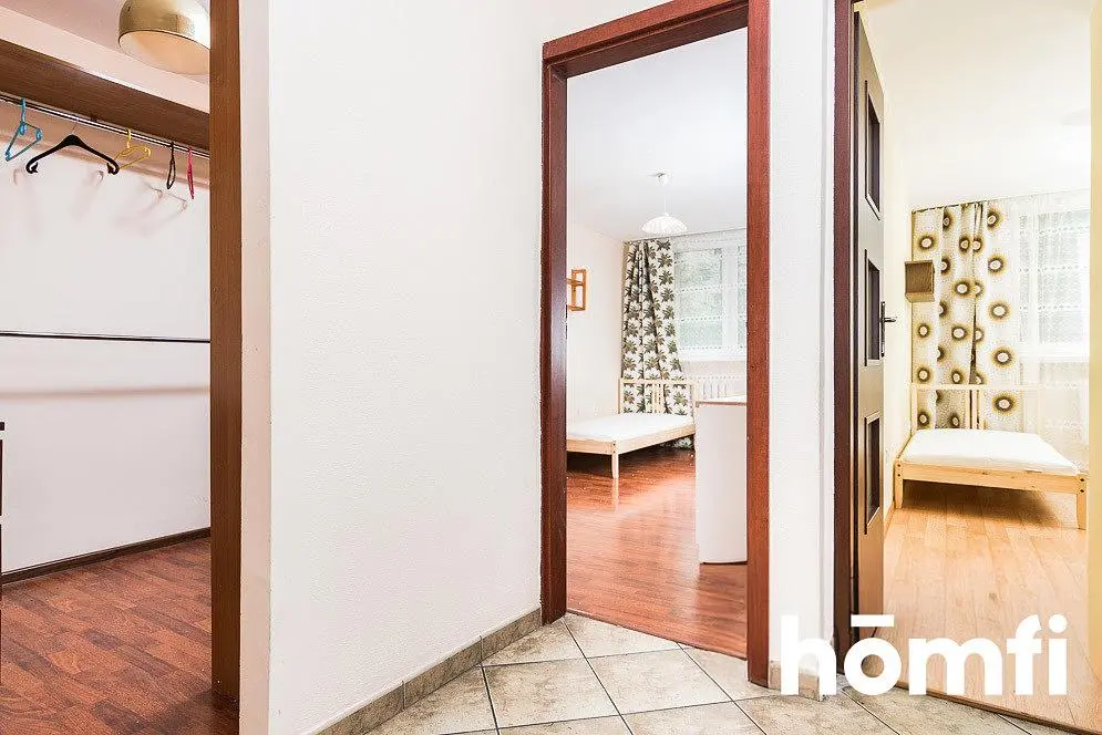 Vestiaire; parquet, carrelage, lumière naturelle