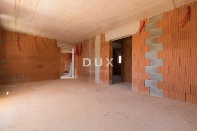 Ostale; potrebna renovacija, prirodna svjetlost