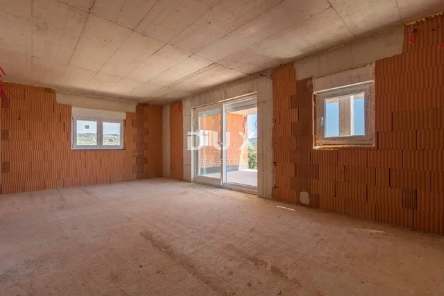 Ostale; potrebna renovacija, prirodna svjetlost
