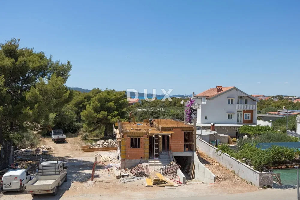 Kuća i okolina; pogled, potrebna renovacija