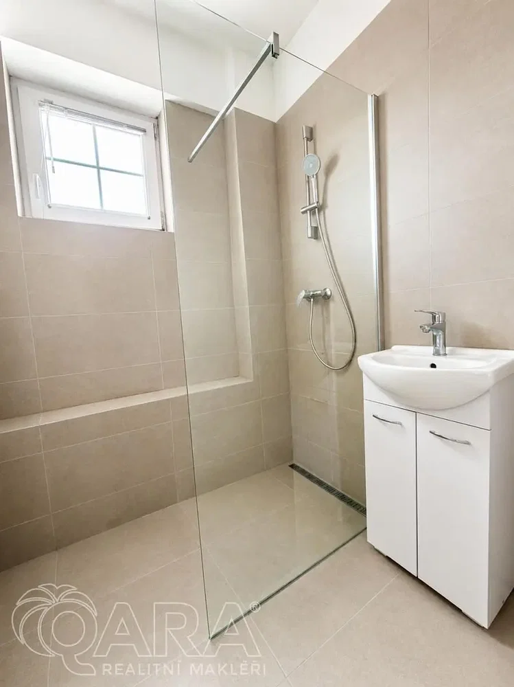 Salle de bain; carrelage, lumière naturelle, rénové