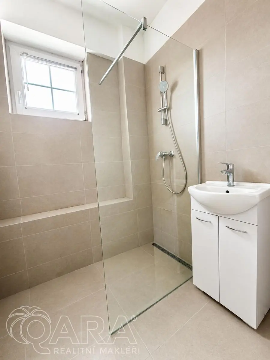 Salle de bain; carrelage, lumière naturelle, rénové
