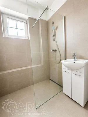 Salle de bain; carrelage, lumière naturelle, rénové