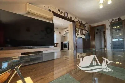 Living room; wood floor, natural light, modern style