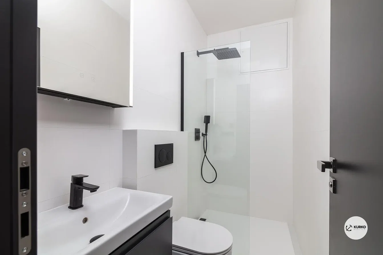 Baño; renovado, luz natural