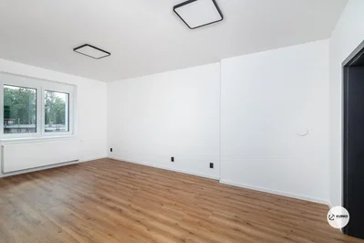 Dormitorio; suelo de madera, luz natural