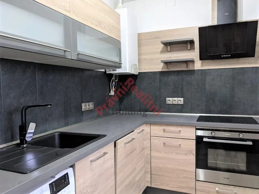 Kuchyně; kuchyňské spotřebiče, dlažba, po rekonstrukci, přirozené světlo