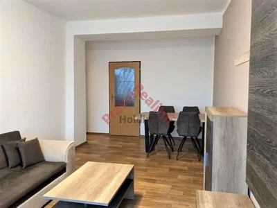 Obývací pokoj; dřevěná podlaha, přirozené světlo