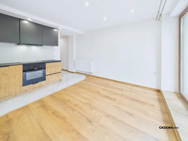 Kitchen; kitchen appliances, wood floor, natural light