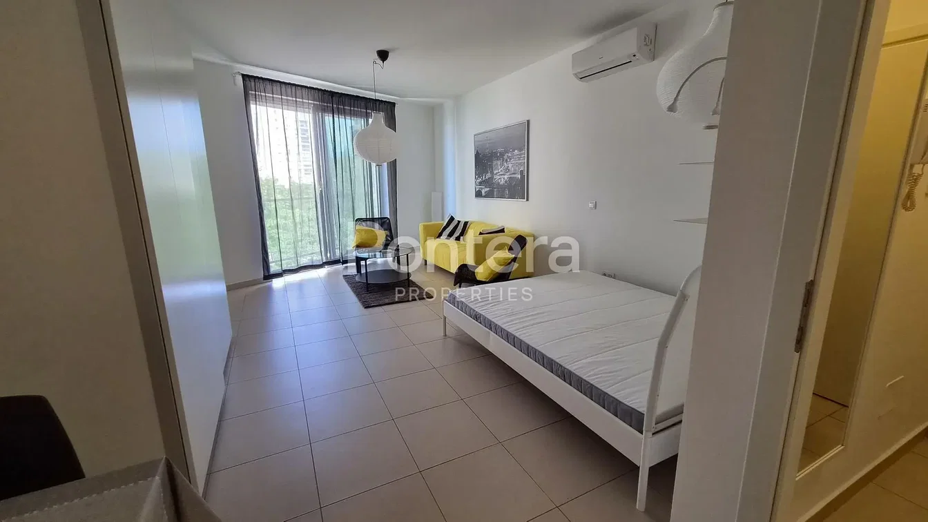 Camera da letto; luce naturale, pavimento in piastrelle