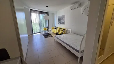 Camera da letto; luce naturale, pavimento in piastrelle