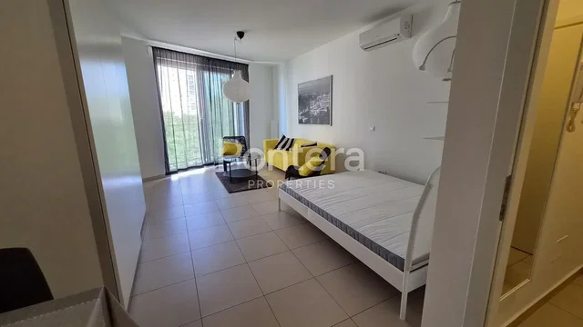 Spálňa; prirodzené svetlo, dlažba