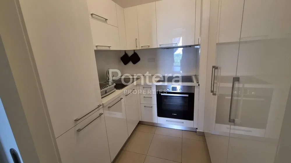 Cucina; elettrodomestici, pavimento in piastrelle, ristrutturato, luce naturale