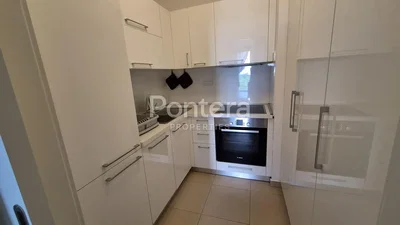Cucina; elettrodomestici, pavimento in piastrelle, ristrutturato, luce naturale