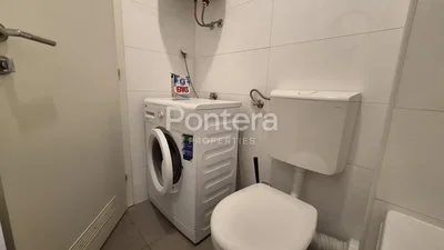 Toilette; pavimento in piastrelle, necessita ristrutturazione