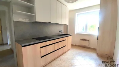 Kuchyně; kuchyňské spotřebiče, dlažba, přirozené světlo