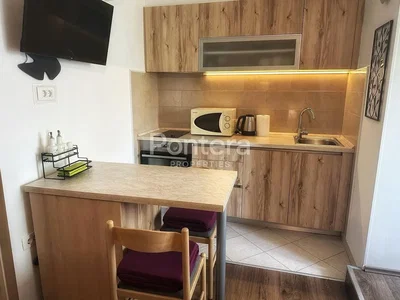 Кухиња; кухињски апарати, плочице, природно светло