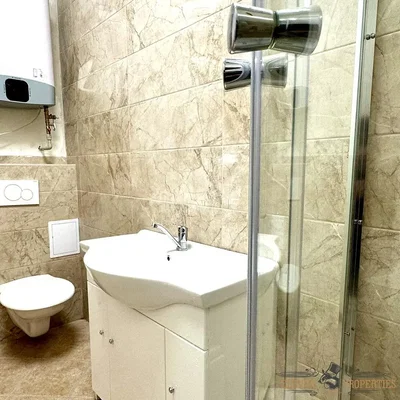 Toaleta; dlažba, nutná rekonstrukce