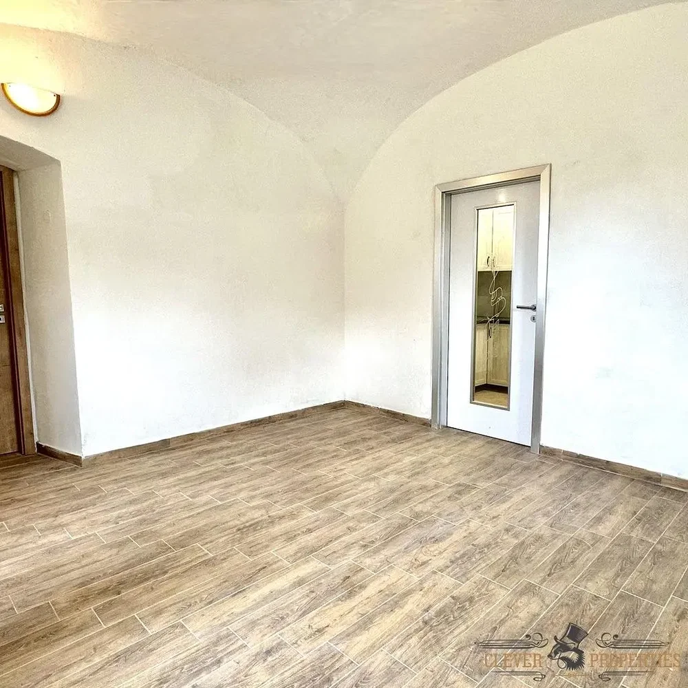 Ostatní; dlažba, přirozené světlo