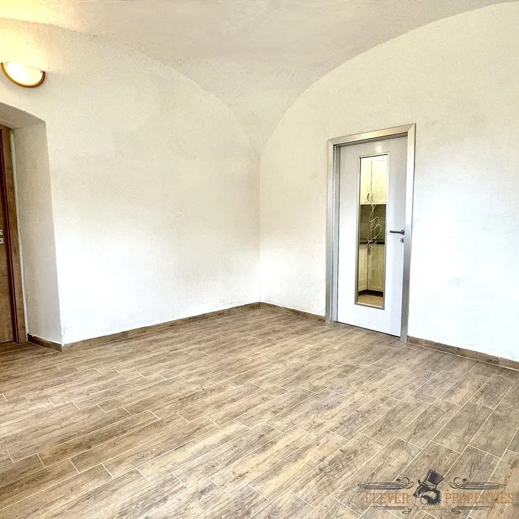 Ostatní; dlažba, přirozené světlo