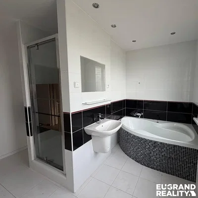 Banyo; fayans zemin, doğal ışık