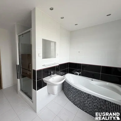 Banyo; fayans zemin, tadilatlı, doğal ışık