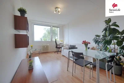 Salón; luz natural, suelo de madera, estilo moderno