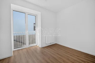 Balkon; podłoga drewniana, światło dzienne