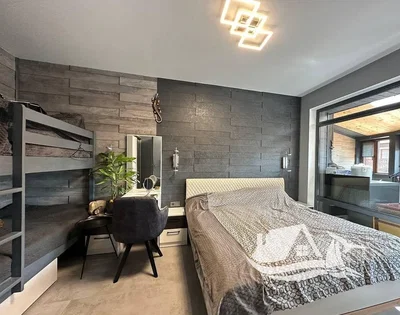 Yatak odası; doğal ışık, ahşap kirişler