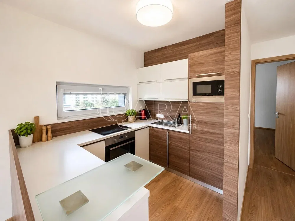 Cuisine; électroménager, parquet, lumière naturelle