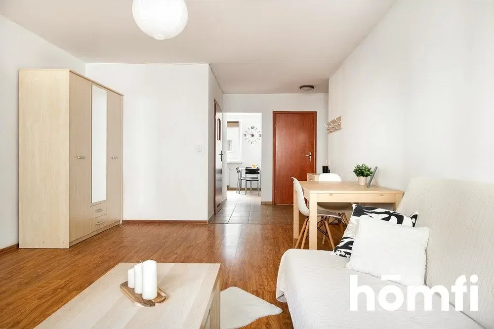 Soggiorno; pavimento in legno, luce naturale, stile moderno